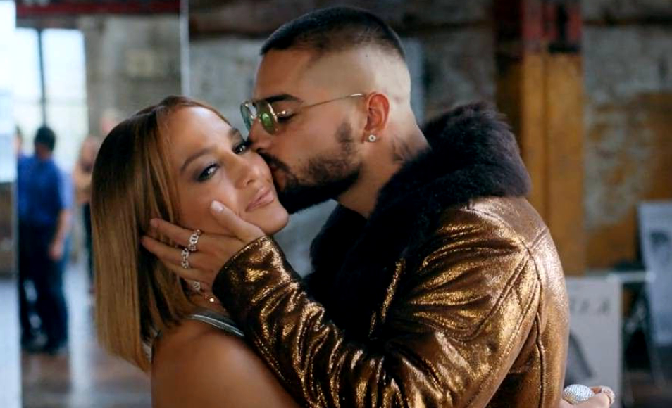 Jennifer Lopez et le chanteur Maluma : ce baiser inattendu entre les deux stars enflamme la toile !