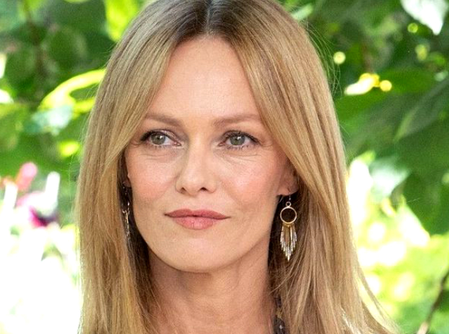 Vanessa Paradis : sa robe n'a pas de fermeture éclair, elle dévoile un sein !