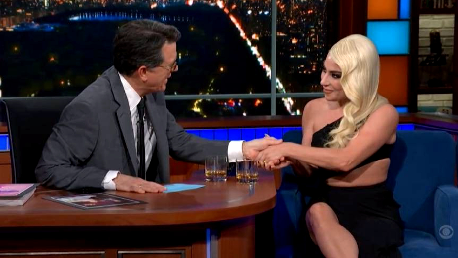 Lady Gaga ivre en direct au The Late Show ? Ce défi alcoolisé qu'elle a accepté