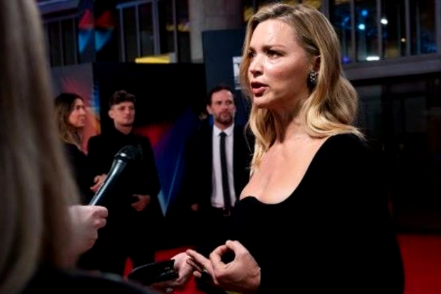 Minijupe et tailleur en tweed luxueux : Virginie Efira, toujours aussi sexy, fait le buzz sur les réseaux sociaux !