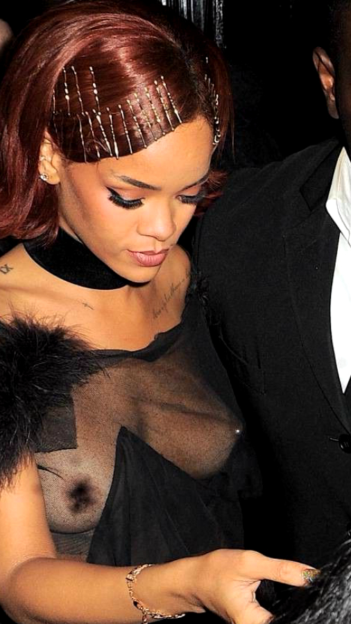 Rihanna a eu chaud, très chaud ... quand sa poitrine lui a échappé !