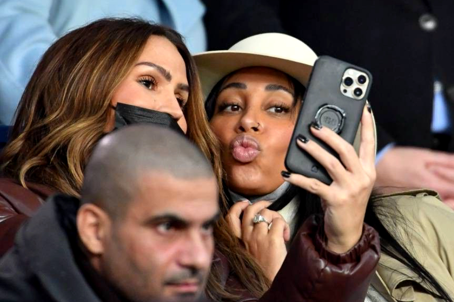 Bisous bisous ... Demdem et Vitaa plus complices que jamais au Parc des Princes pour PSG - AS Monaco