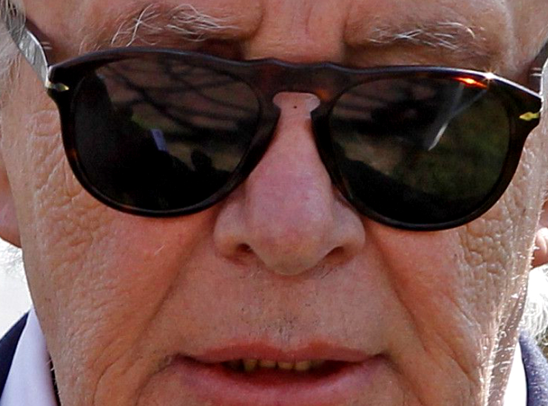 Michel Sardou impliqué dans une escroquerie ? Un de ses fans se fait escroquer d'une GROSSE somme d'argent !