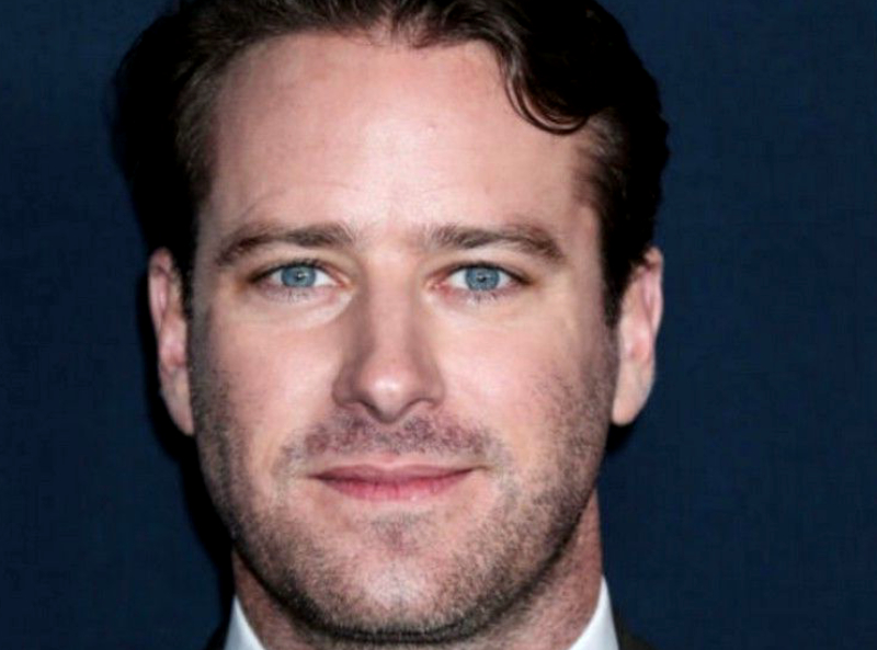 Armie Hammer accusé d'agression sexuelle et de cannibalisme - l'acteur est enfin sorti de cure de désintoxication !