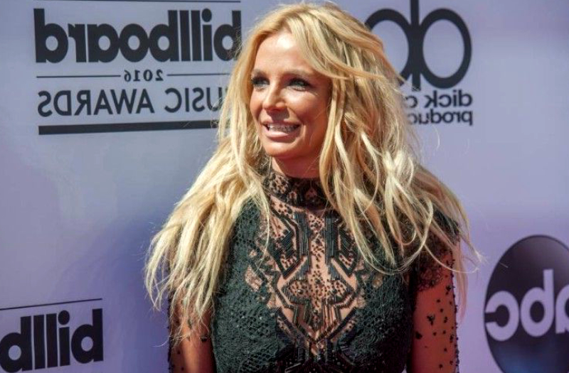 Surprise ! La chanteuse Britney Spears, un biberon à la main, célèbre "l'arrivée d'un nouveau membre" dans sa famille.