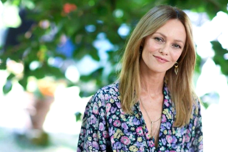 "Donnez le biff de Joe le taxi", "Il suffit de donner votre salaire pour sauver le monde" : La chanteuse Vanessa Paradis se fait tailler en pièces sur Instagram parce qu'elle a partagé un message important.