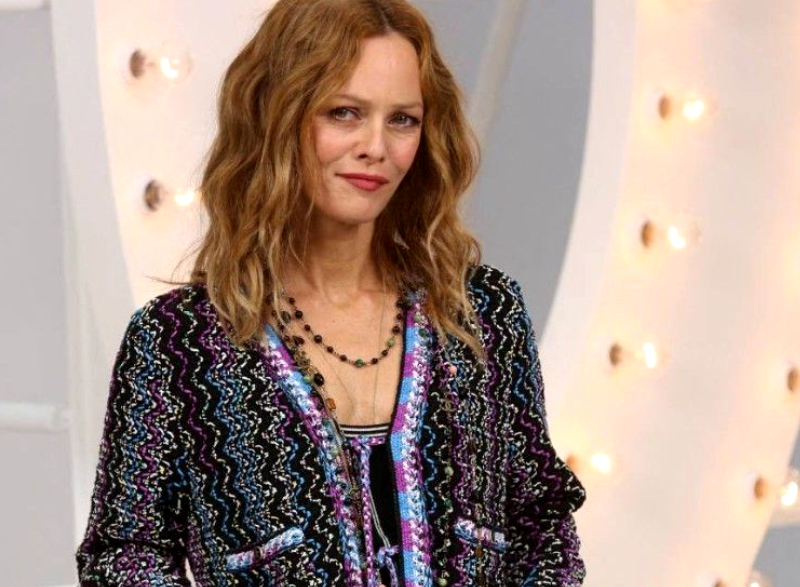 Vanessa Paradis dénudée et avec une cigarette à la bouche ... le cliché choc !