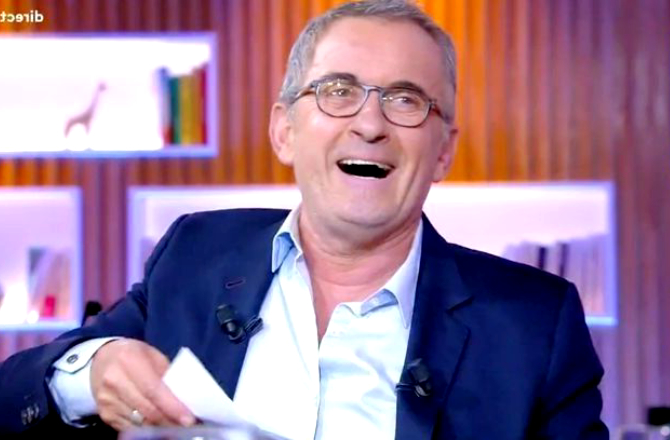 "On n'est pas à l'antenne, n'est-ce pas ?" Dans "C à vous", Christophe Dechavanne provoque un malaise en plein direct