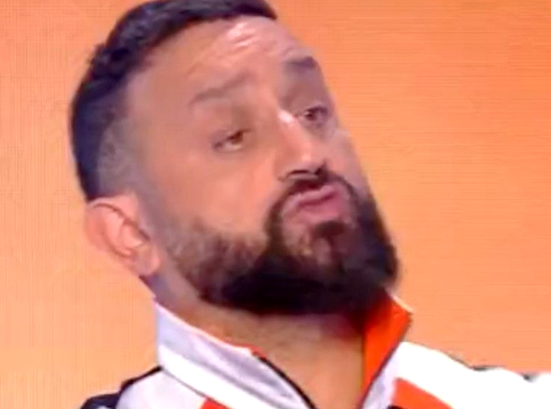 L'animateur Cyril Hanouna tabasse Simon, le fils de son chroniqueur Benjamin Castaldi, qui manque selon lui "d'intelligence" !