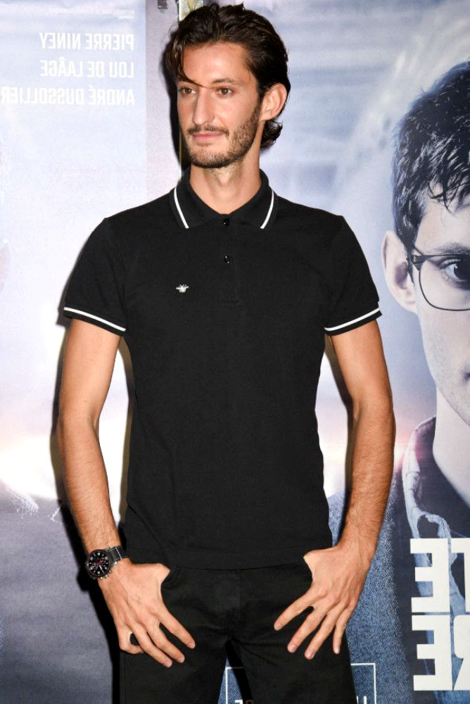 Pierre Niney est "coincé dans une tempête" : l'acteur manque de perdre la vie sur le tournage d'un film...