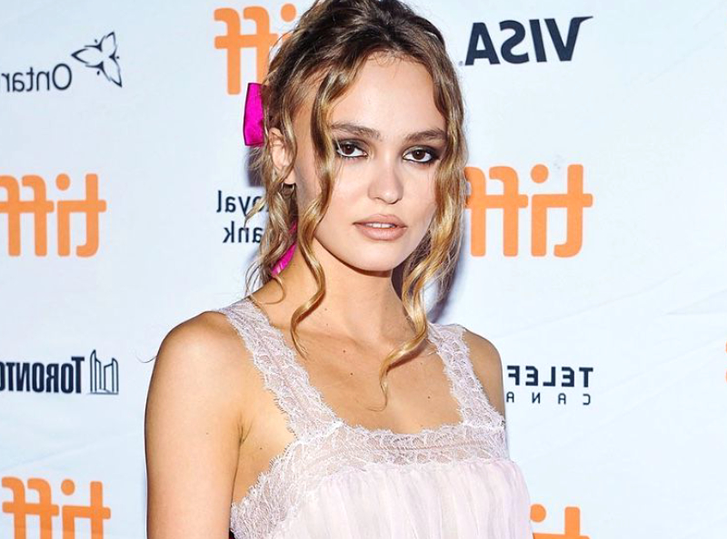 Lily-Rose Depp : dispute en pleine rue avec son nouveau chéri... à cause de sa mère Vanessa Paradis ? Une photo surprenante sur le net révèle