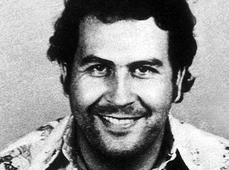 Pablo Escobar : 28 ans après sa disparition, son fils témoigne et pose ...