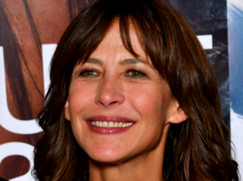 "Les emmerdes commencent" : Sophie Marceau taquine, un journaliste de Quotidien qui a été embêté par l'actrice lors d'un reportage... La séquence vaut le coup d'œil !