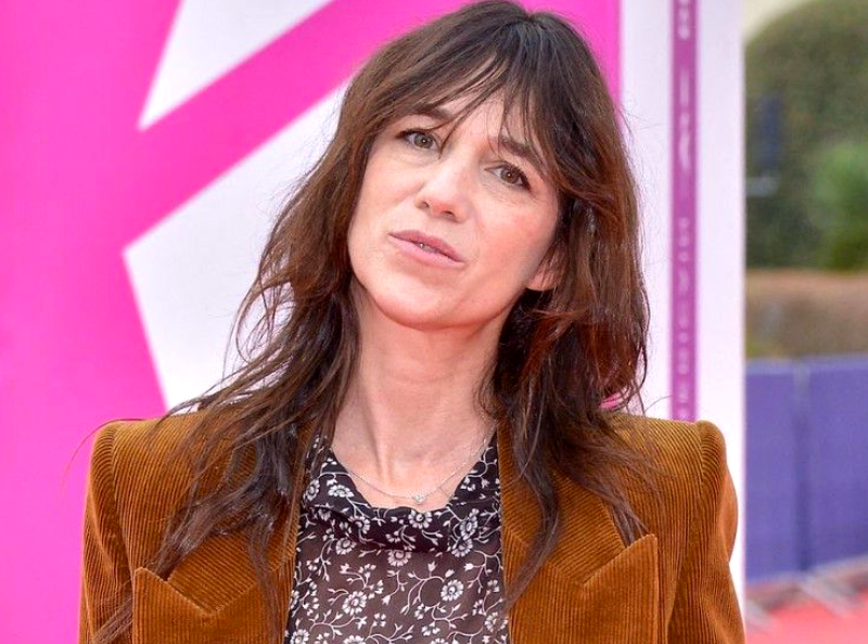 Charlotte Gainsbourg s'extasie sur sa beauté, "bien plus ingrate" que celle de sa mère