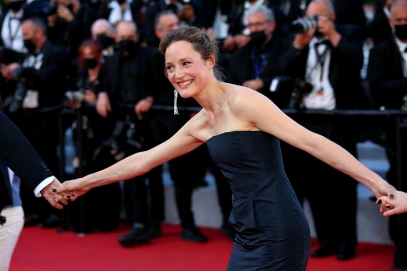 Vicky Krieps, la discrète compagne de Gaspard Ulliel, rompt ENFIN le silence : "Je ne l'accepte pas et je suis en colère", oubliée lors des funérailles...