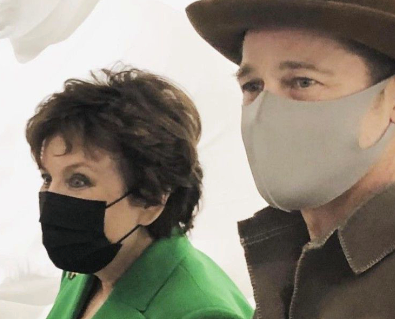 La ministre Roselyne Bachelot rencontre Brad Pitt dans un musée à Paris et s'offre une photo express !