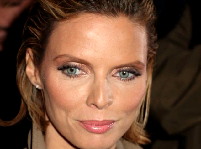 Sylvie Tellier s'affiche au volant d'une voiture très luxueuse et provoque l'indignation de certains internautes !