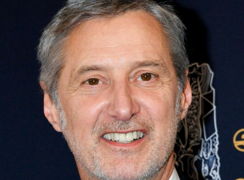 Antoine de Caunes doit s'excuser en direct... cette moquerie qui a fait polémique