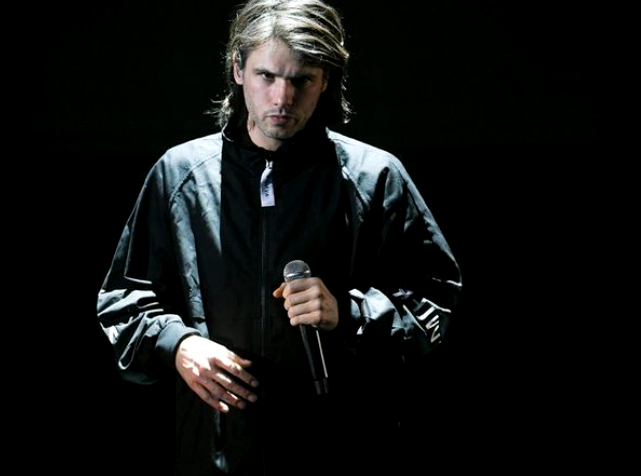 Grosse frayeur pour Orelsan : un accident pendant un concert oblige le chanteur à venir en aide à un spectateur !