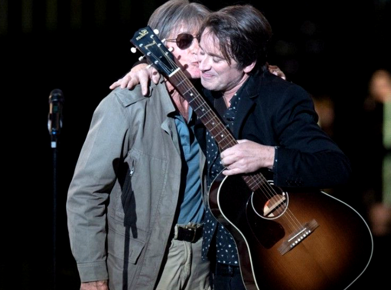 Jacques Dutronc : sa tournée est-elle en danger ? Le célèbre chanteur est en colère contre son fils Thomas et l'accuse... Et ça vaut le déplacement