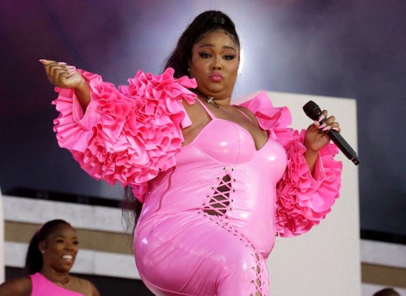 Lizzo à moitié nue sur Instagram, son look totalement improbable fait le buzz !