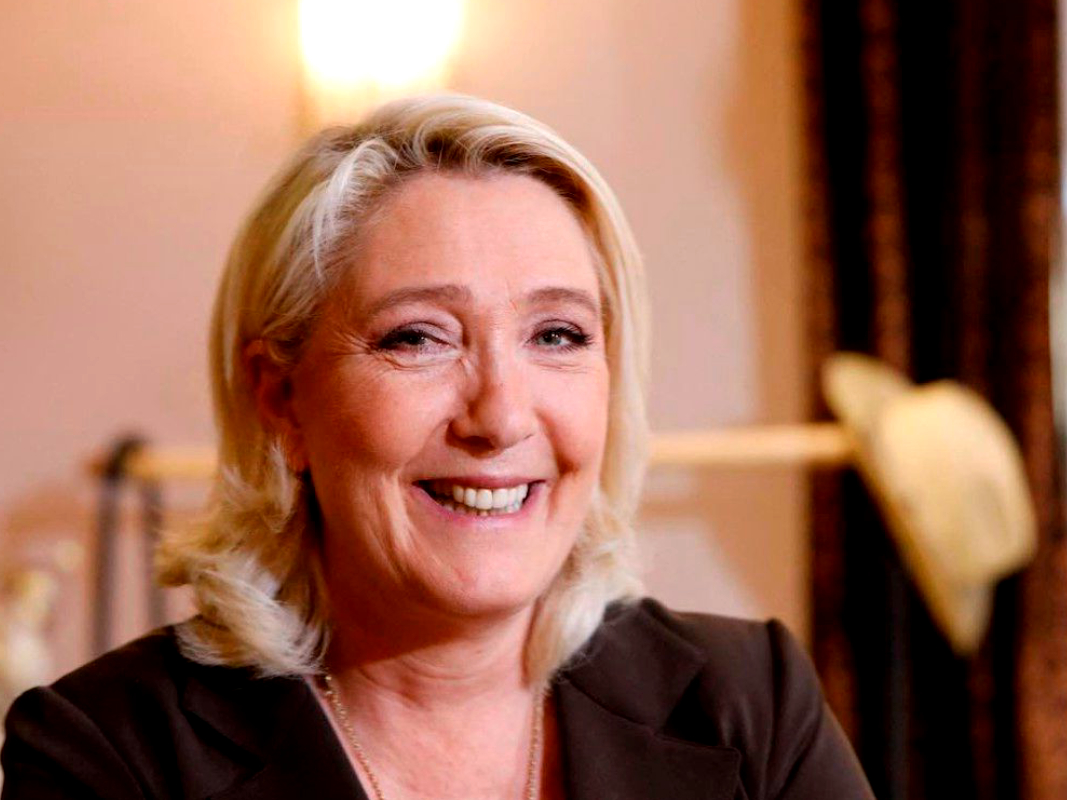 "Elle l'imite parfois de façon caricaturale et ridicule" : Marine Le Pen s'en prend en privé à Anne-Sophie Lapix !